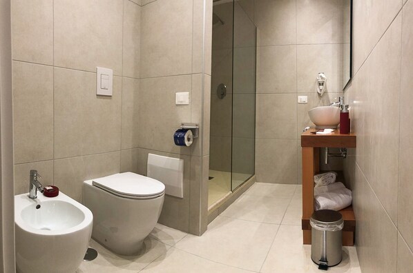 Quadrupla Design, angolo cottura | Bagno | Doccia, soffione a pioggia, set di cortesia gratuito, asciugacapelli