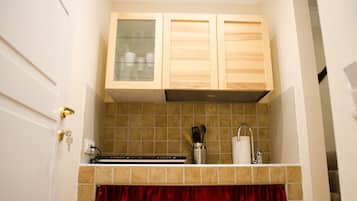 Design Quadruple Room, Kitchenette | Private kitchen | Fridge, coffee/tea maker, electric kettle