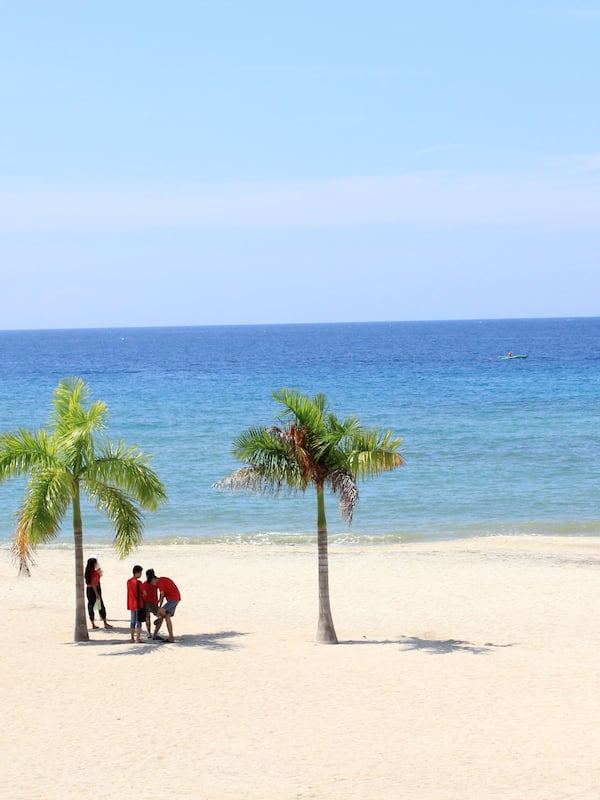 Plage privée, chaises longues, parasols, massages sur la plage
