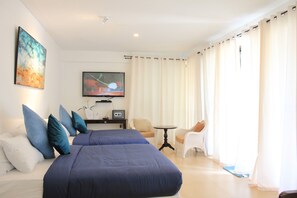 Quarto premier, 2 camas Queen, acessível, vista parcial para o mar | Roupas de cama premium, escrivaninha, Wi-Fi de cortesia, roupa de cama