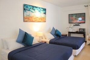 Rom – premier, 2 queensize-senger, tilgjengelighetstilpasset, delvis sjøutsikt | Sengetøy av topp kvalitet, skrivebord, wi-fi (inkludert) og sengetøy