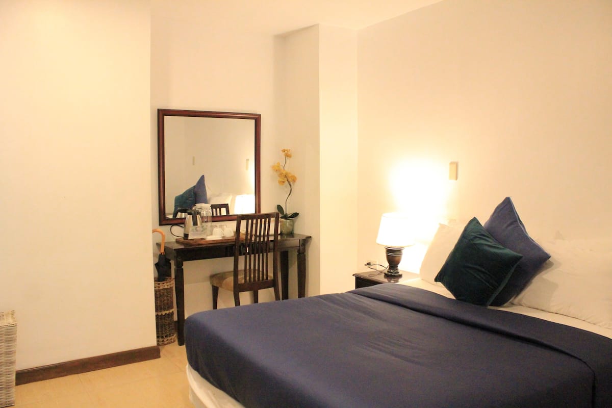Standaard kamer, 1 queensize bed | Luxe beddengoed, een bureau, gratis wifi, beddengoed