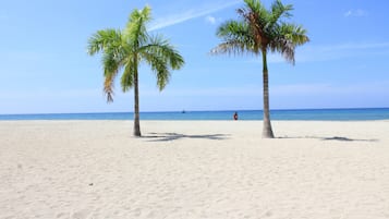 Privatstrand, Liegestühle, Sonnenschirme, Massagen am Strand