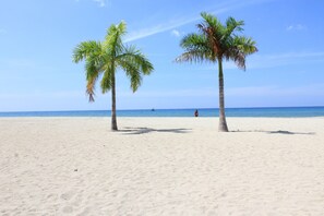 Private beach, sun-loungers, beach umbrellas, beach massages - Laiya White Cove Beach Resort (San Juan)
