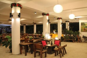 Breakfast, lunch, dinner and brunch served - Laiya White Cove Beach Resort (San Juan)