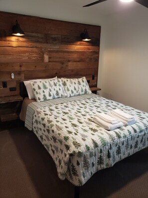 2 bedrooms, free WiFi, bed sheets, wheelchair access - Lakeside Fishing Bear Condo: Beach, Sauna, Club Room, Private Balcony (Danbury)