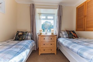 3 عدّة غرف نوم ومكتب ومساحة عمل للكمبيوتر المحمول ومكواة/لوح كي