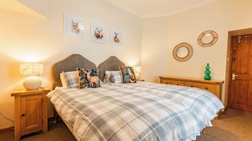 3 bedrooms, desk, laptop workspace, iron/ironing board