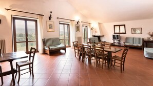 Apartment, 2 Bedrooms, 2 Bathrooms (QUERCIA) | Living area | TV - Casale Satriano (Montefalco)