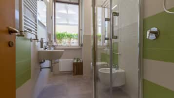 Chambre Triple Supérieure, terrasse | Salle de bain | Douche, douche à « effet pluie », articles de toilette gratuits