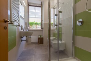 Superior-Dreibettzimmer, Terrasse | Badezimmer