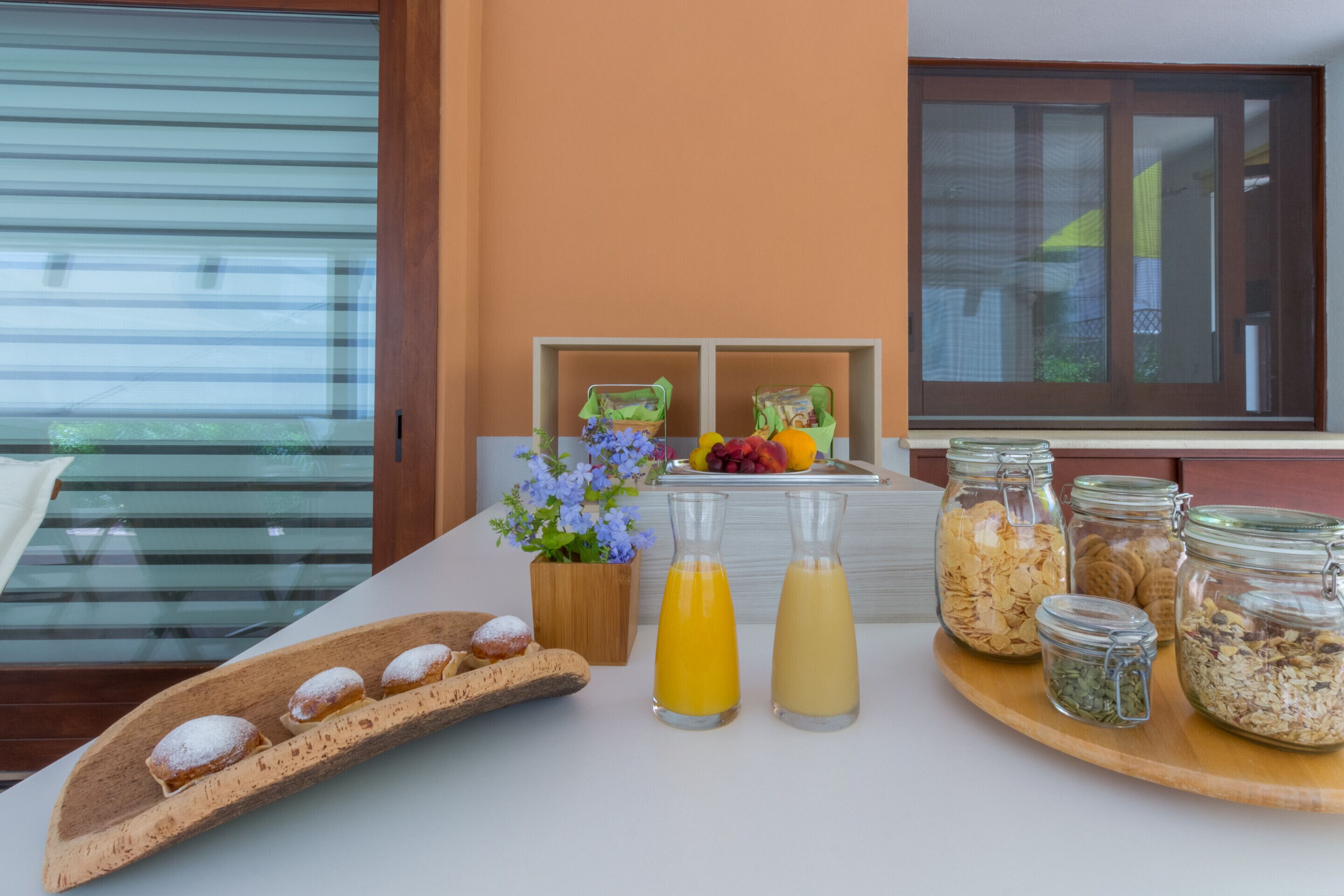 Tägliches kontinentales Frühstück (8 EUR pro Person)