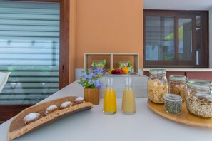 Dagelijks continentaal ontbijt (EUR 8 per persoon)