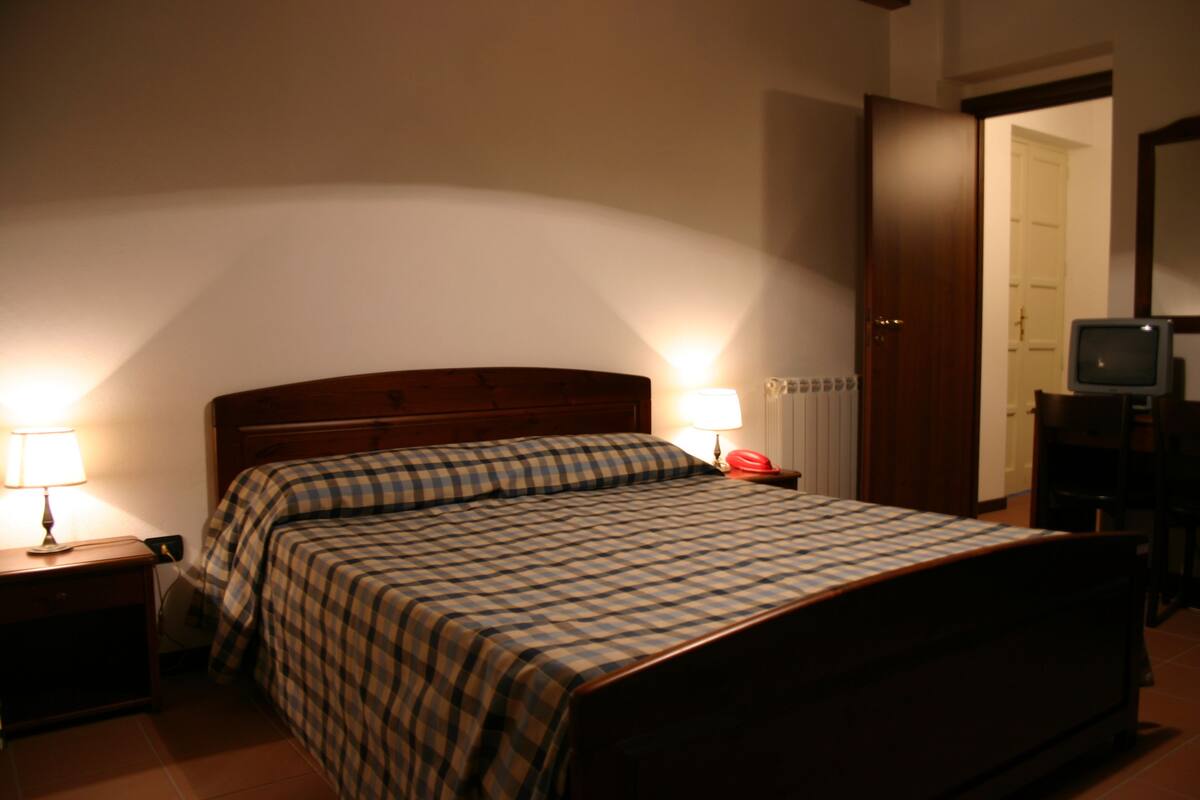 Quarto triplo | Escrivaninha, berços (sobretaxa), roupa de cama