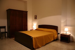 Quarto família, 2 quartos, acessível | Escrivaninha, berços (sobretaxa), roupa de cama