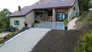 Un bâtiment doté d’un toit en pente, d’une véranda avec une balustrade et d’une enseigne indiquant qu’il s’agit d’un restaurant.
