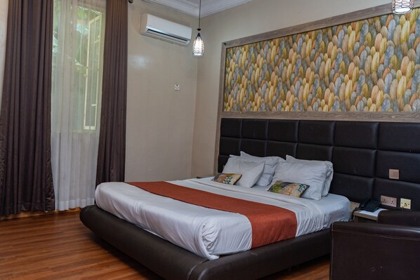 Executive Room | Desk, laptop workspace, bed sheets