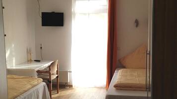 Classic Twin Room, 2 Single Beds, Non Smoking | Premium bedding, desk, laptop workspace, blackout curtains