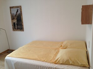 Familierom, flere senger, ikke-røyk | Sengetøy av topp kvalitet, skrivebord og skrivebord for bærbar PC