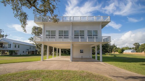 Breathtaking Beach Front Home With Significant Vacation Specials! Sleeps 8!!!
