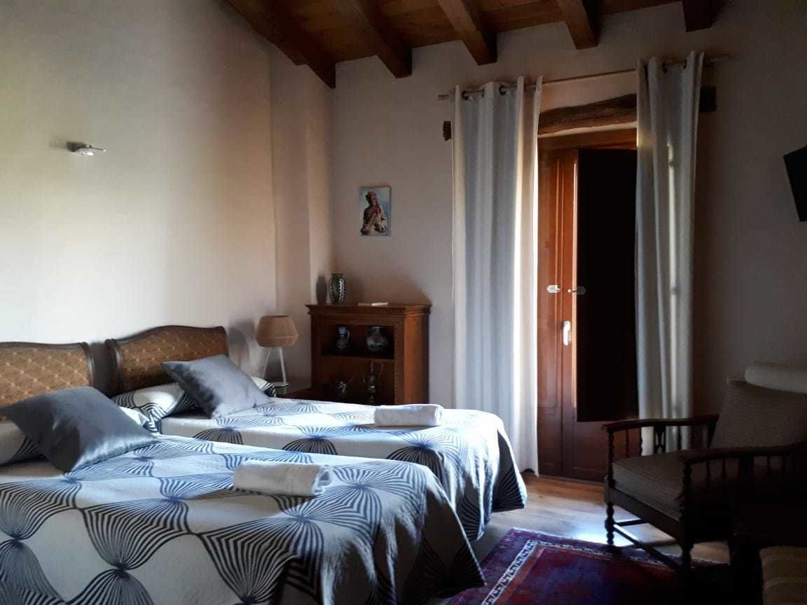 Habitación con 2 camas individuales, terraza | Tabla de planchar con plancha, cunas gratuitas, camas supletorias