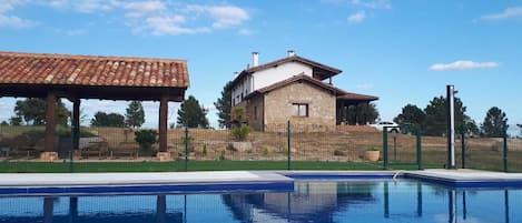 Piscina externa, guarda-sóis, espreguiçadeiras