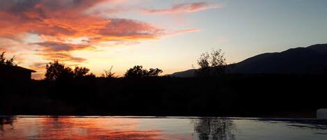 Piscine extérieure, parasols de plage, chaises longues