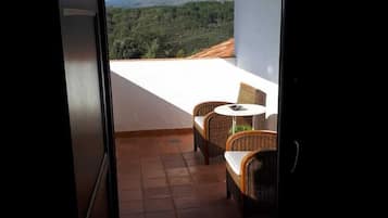 Habitación doble, terraza | Tabla de planchar con plancha, cunas gratuitas, camas supletorias