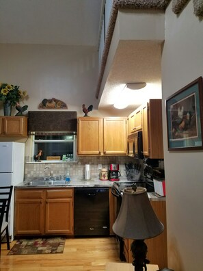 Fridge, microwave, oven, stovetop - Family Matters Cedar Cabin near Pigeon Forge sleeps 8 quiet yet close to action (Sevierville)