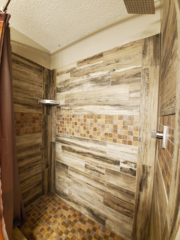 Duschwanne, Haartrockner, Handtücher, Toilettenpapier