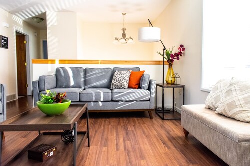 Bright & Private Home ~ Close To Downtown MQT