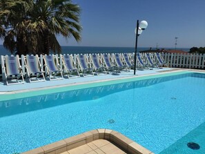 Kolam renang outdoor musiman, dengan payung kolam renang