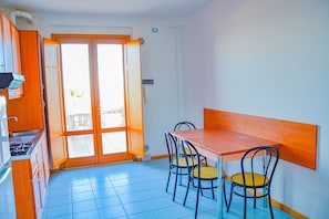 Apartment, 1 Schlafzimmer | Essbereich im Zimmer