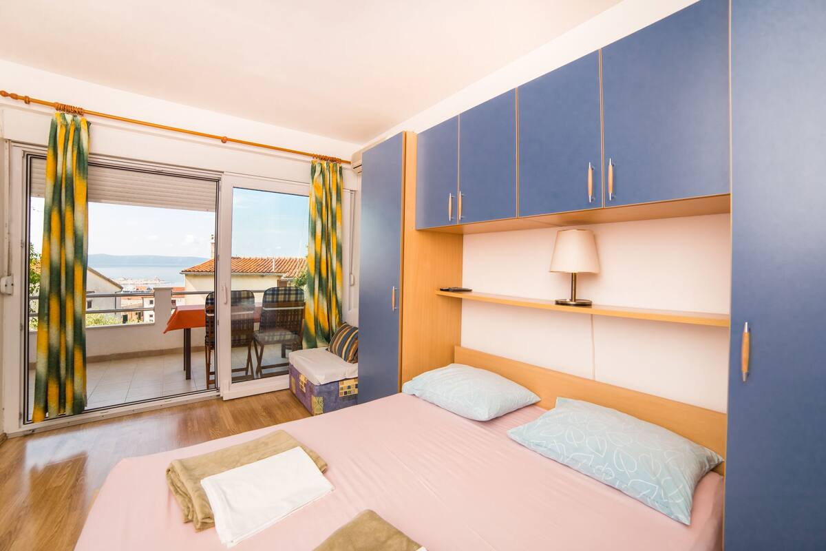 Comfort Studio Apartment with Balcony and Sea View | Escrivaninha, ferros/tábuas de passar roupa, Wi-Fi de cortesia