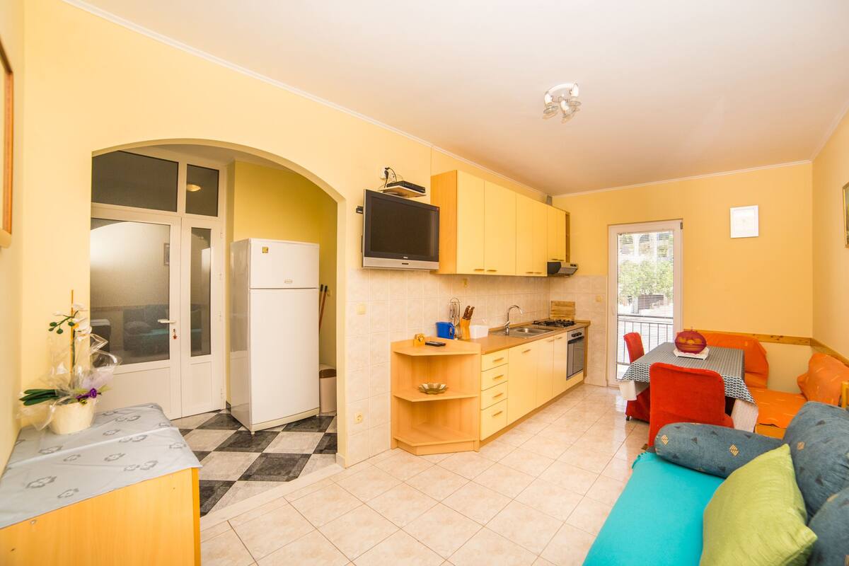 Apartamento, 2 quartos, sacada, vista para o mar | Área de estar | TV de tela plana