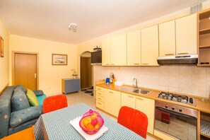Apartamento, 2 quartos, sacada, vista para o mar | Área de estar | TV de tela plana