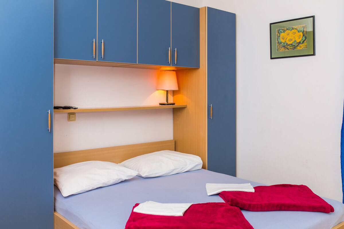 Studio Apartment with Mountain View | Escrivaninha, ferros/tábuas de passar roupa, Wi-Fi de cortesia