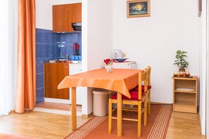 Studio Apartment with Balcony and Sea View | Opções para refeição no quarto