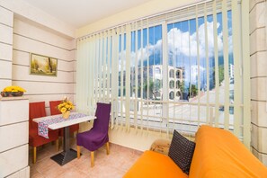 Studio Apartment with Mountain View | 客厅 | 平板电视