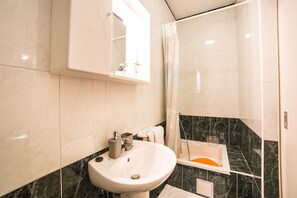 Studio Apartment with Balcony and Sea View | Badezimmer | Dusche, kostenlose Toilettenartikel, Haartrockner