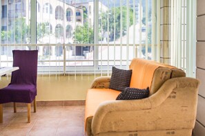 Studio Apartment with Mountain View | Living room | Flat-screen TV