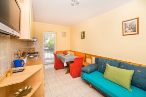 Apartamento, 2 quartos, sacada, vista para o mar | Área de estar | TV de tela plana