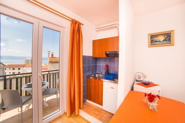 Studio Apartment with Balcony and Sea View | Living area | Flat-screen TV