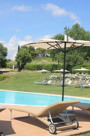 Piscine extérieure (ouverte en saison), parasols de plage