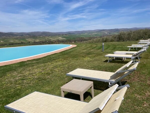 Außenpool (je nach Saison geöffnet), Sonnenschirme, Liegestühle