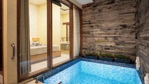 A modern bathroom with a glass shower enclosure, a tiled pool, and a wooden wall. - Paisa Seminyak Living (Keroboken Kelod)