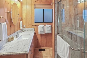 Combined shower/tub, hair dryer, towels