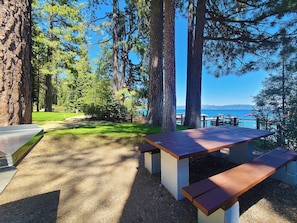 Outdoor dining - Wheelehan House-4 bedroom, 2 bath, Walk to Tahoe Park HOA Beach (Tahoe City)