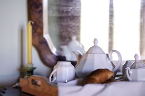 A tea set on a table with a mirror in the background. - Villa Farfalla Bianca (Vitorchiano)