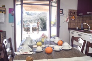 Café da manhã completo grátis todos os dias